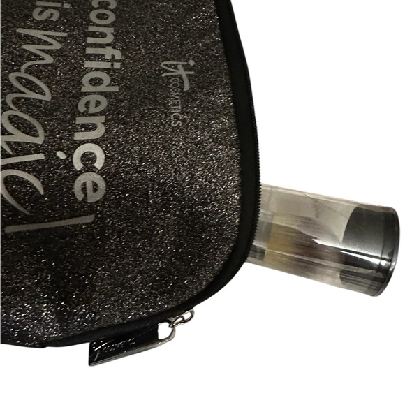 IT Cosmetics Airbrush Flawless Foundation Brush KER90W Bundle IT Makeup Bag New - Picture 13 of 14